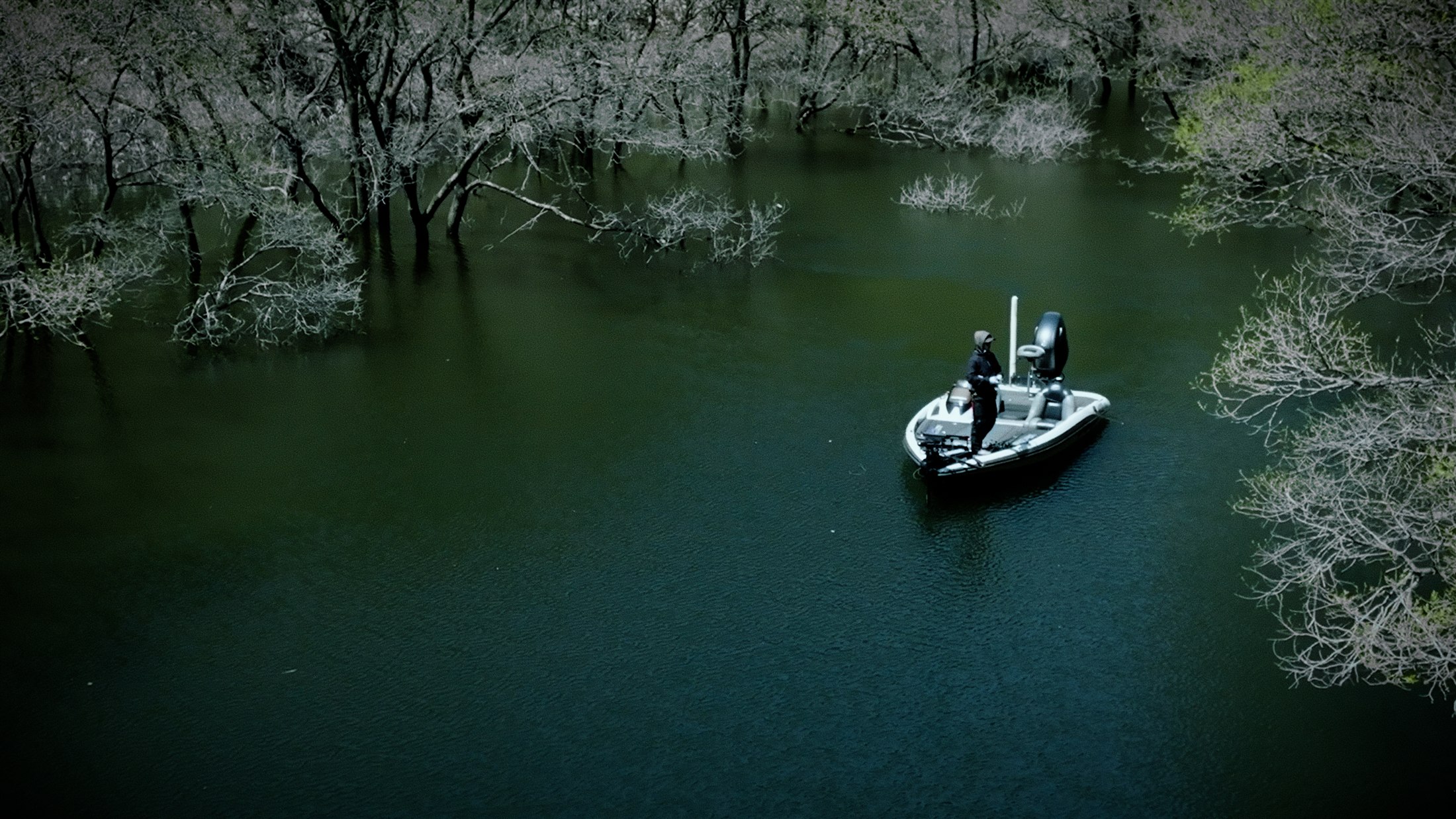 湯原の水辺でボートに乗る実際のガイド風景